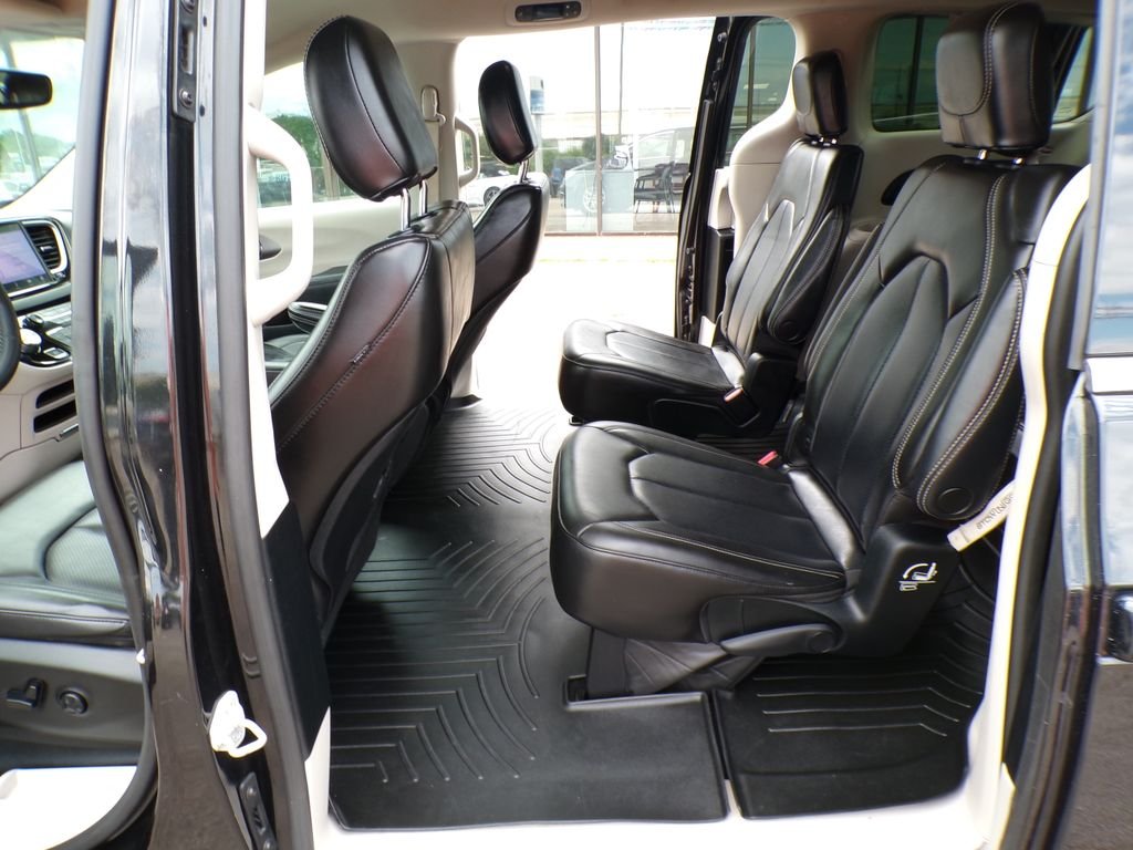 Used 2023 Brilliant Black Crystal Pearlcoat Chrysler Touring L image 26