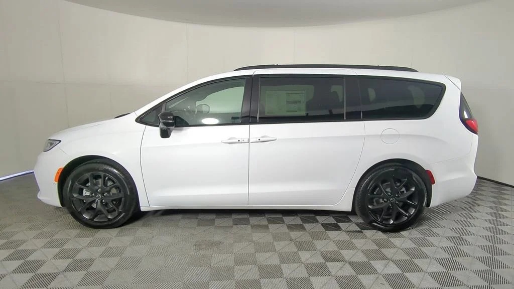 New 2026 Bright White Clear-Coat Exterior Paint Chrysler Select image 8