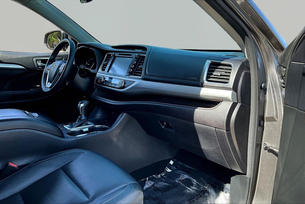 Used 2016 Gray Toyota XLE V6 image 25
