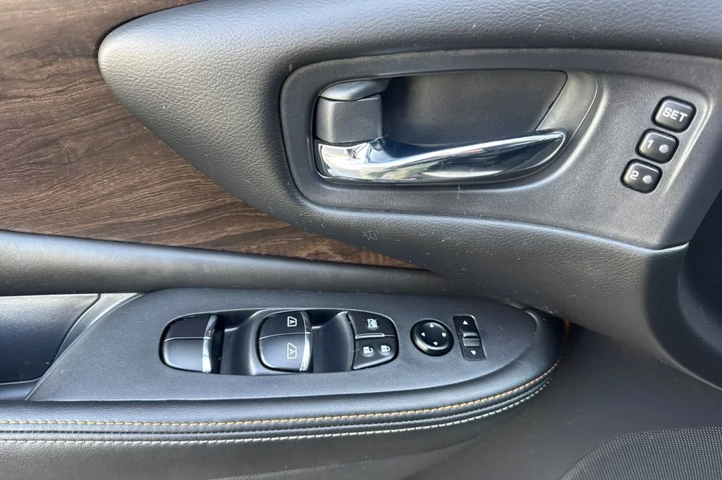 Used 2023 Silver Nissan Platinum image 12
