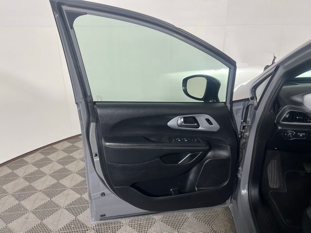 Certified Used 2025 White Chrysler Limited image 18