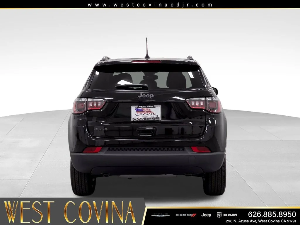 New 2026 Diamond Black Crystal Pearl-Coat Exterior Paint Jeep Latitude image 6