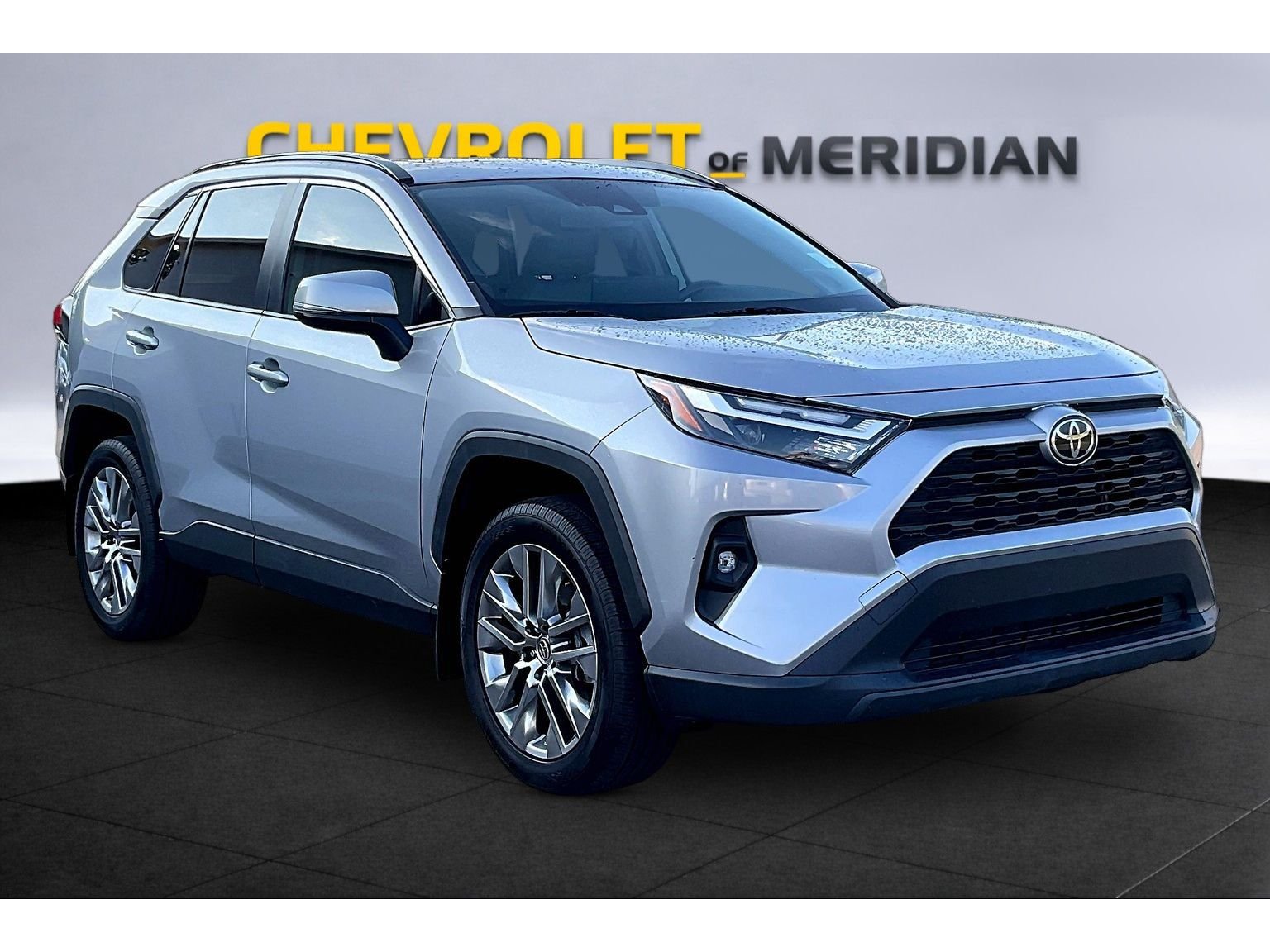 Used 2023  Toyota XLE Premium image 1