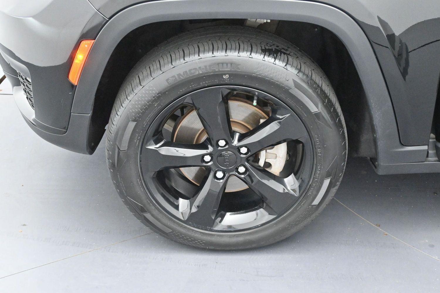 Used 2023 Diamond Black Crystal Pearlcoat Jeep Altitude image 30
