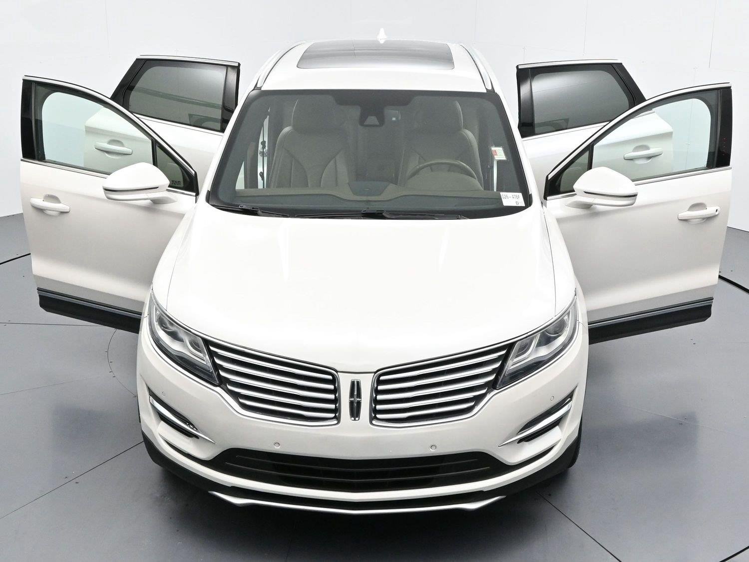 Used 2015 White Platinum Metallic Tri-Coat Lincoln FWD 4dr image 38