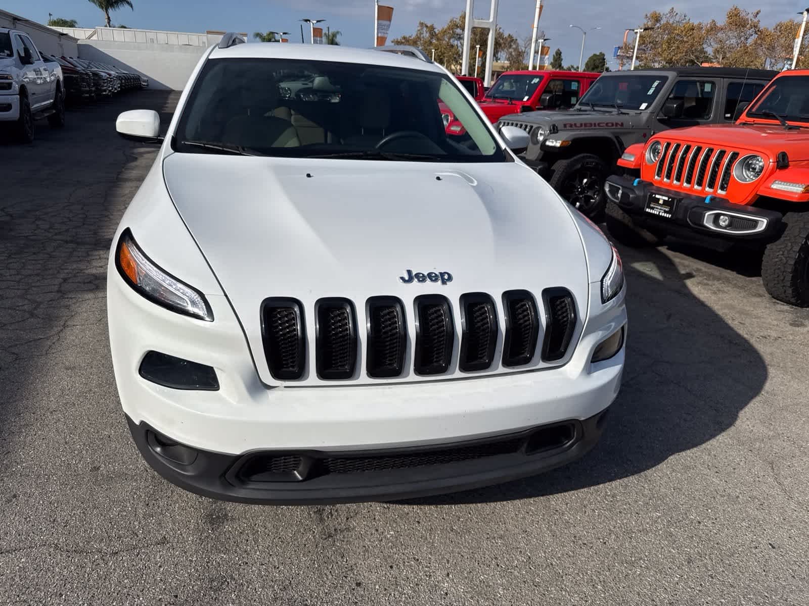 Used 2018 Bright White Clearcoat Jeep Latitude image 4