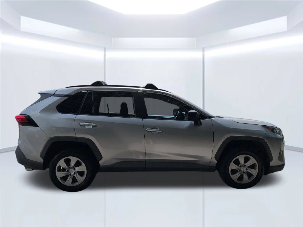 Used 2019 Silver Toyota LE image 7