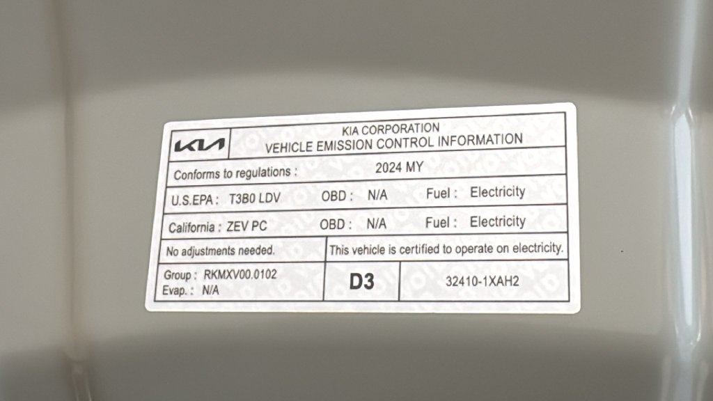 Used 2024 White Kia Light image 9