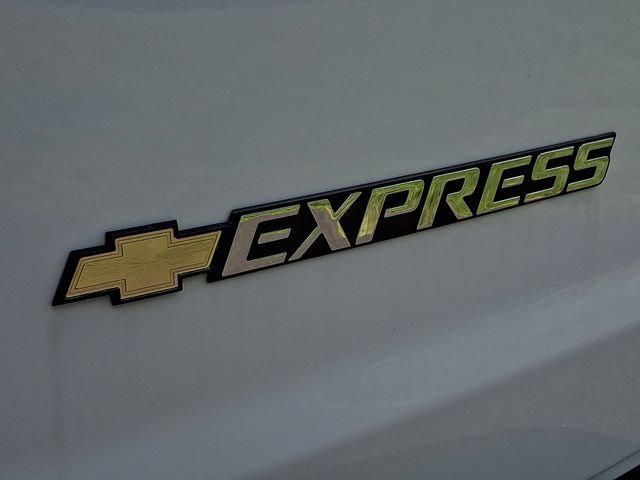 New 2026 Summit White Chevrolet WT image 11