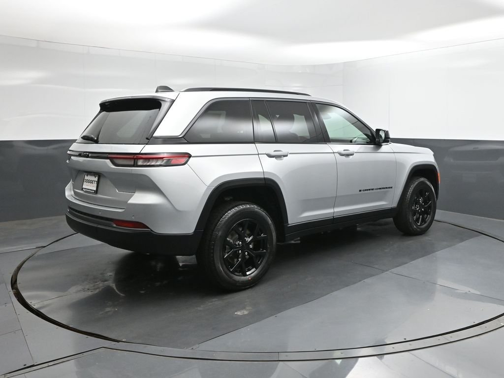 New 2026 Silver Zynith Exterior Paint Jeep Altitude image 11