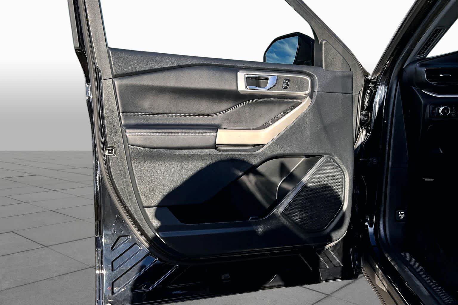 Used 2023 Agate Black Metallic Ford XLT image 25