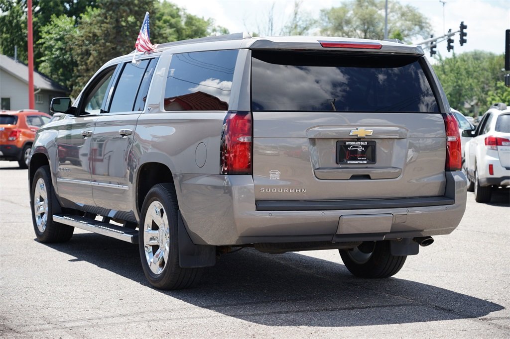 2019 Chevrolet Suburban LT photo 4