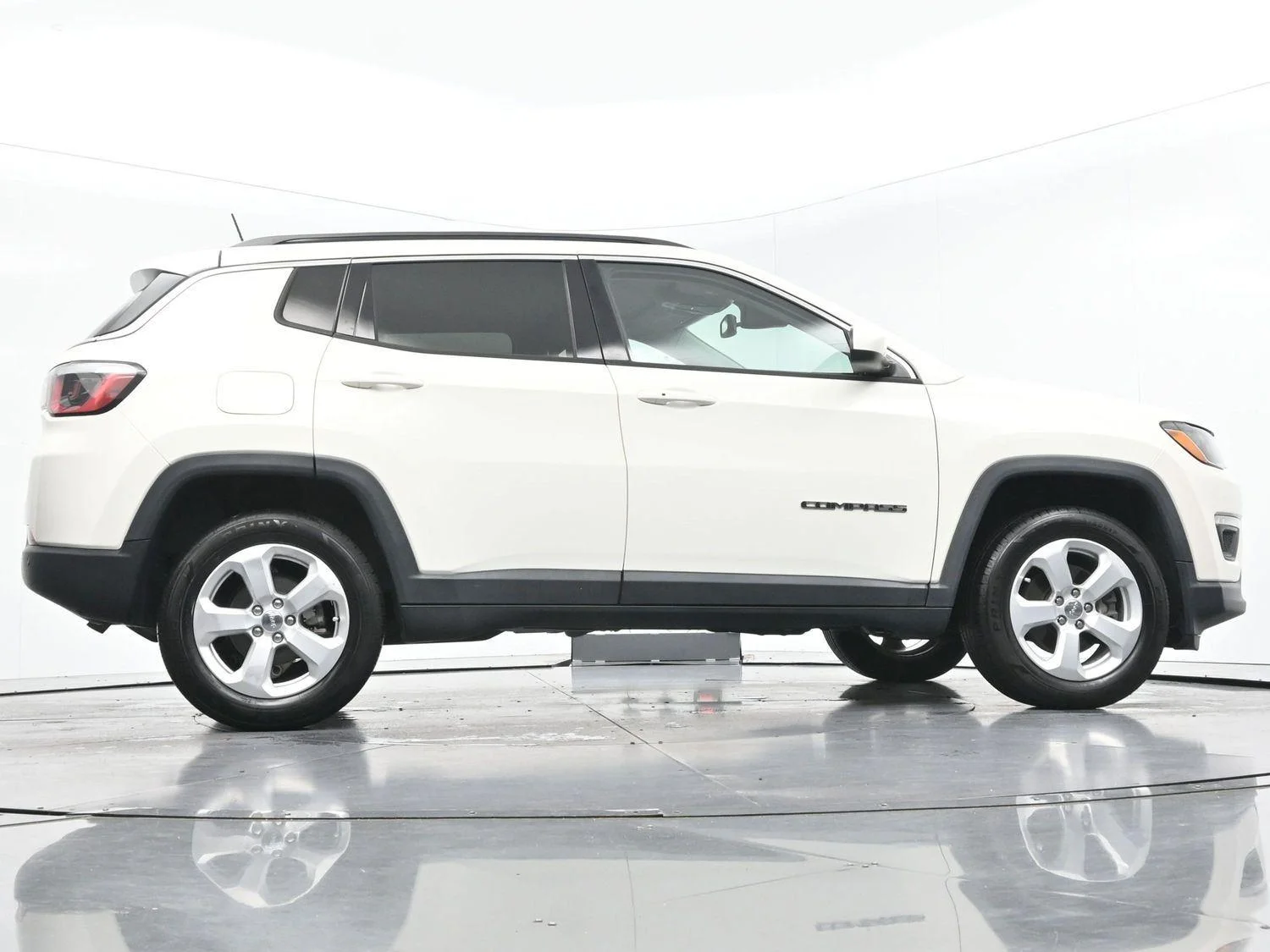 Used 2019 White Clearcoat Jeep Latitude image 50