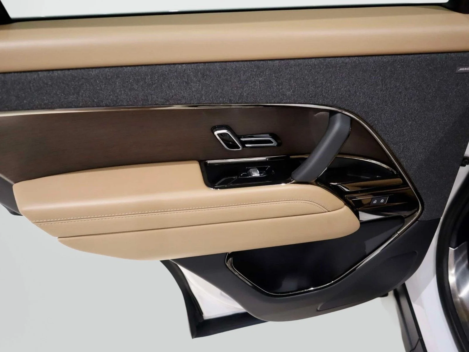 Used 2023 Fuji White Land Rover SE image 21