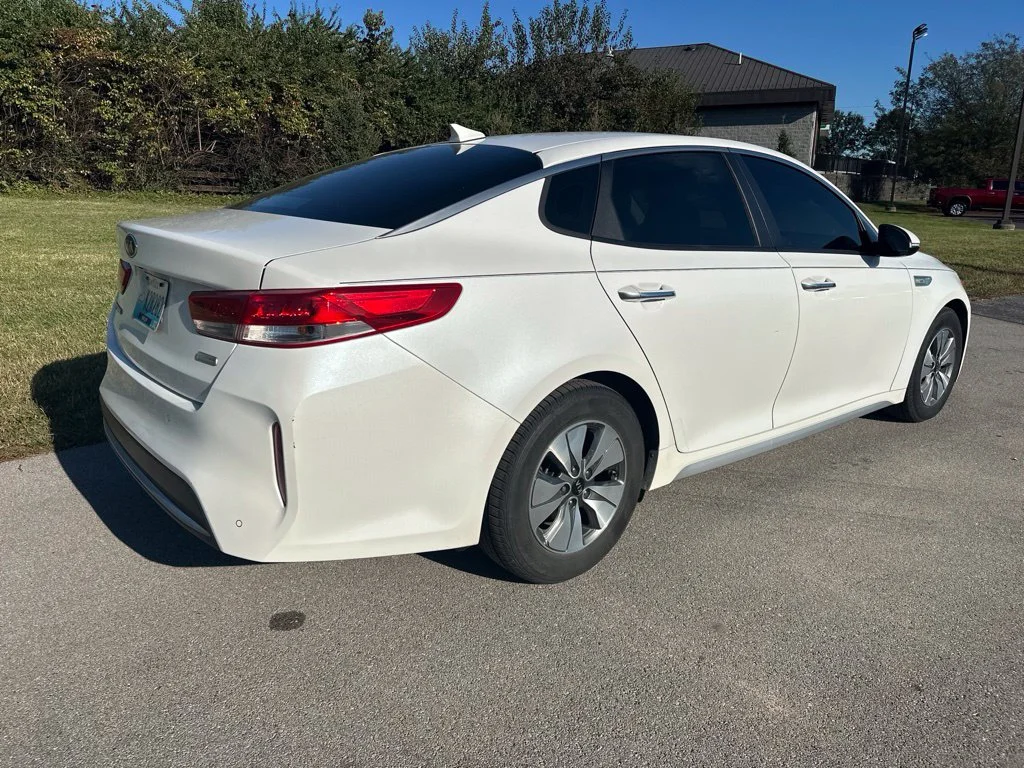 Used 2017 Snow White Pearl Kia Base image 11