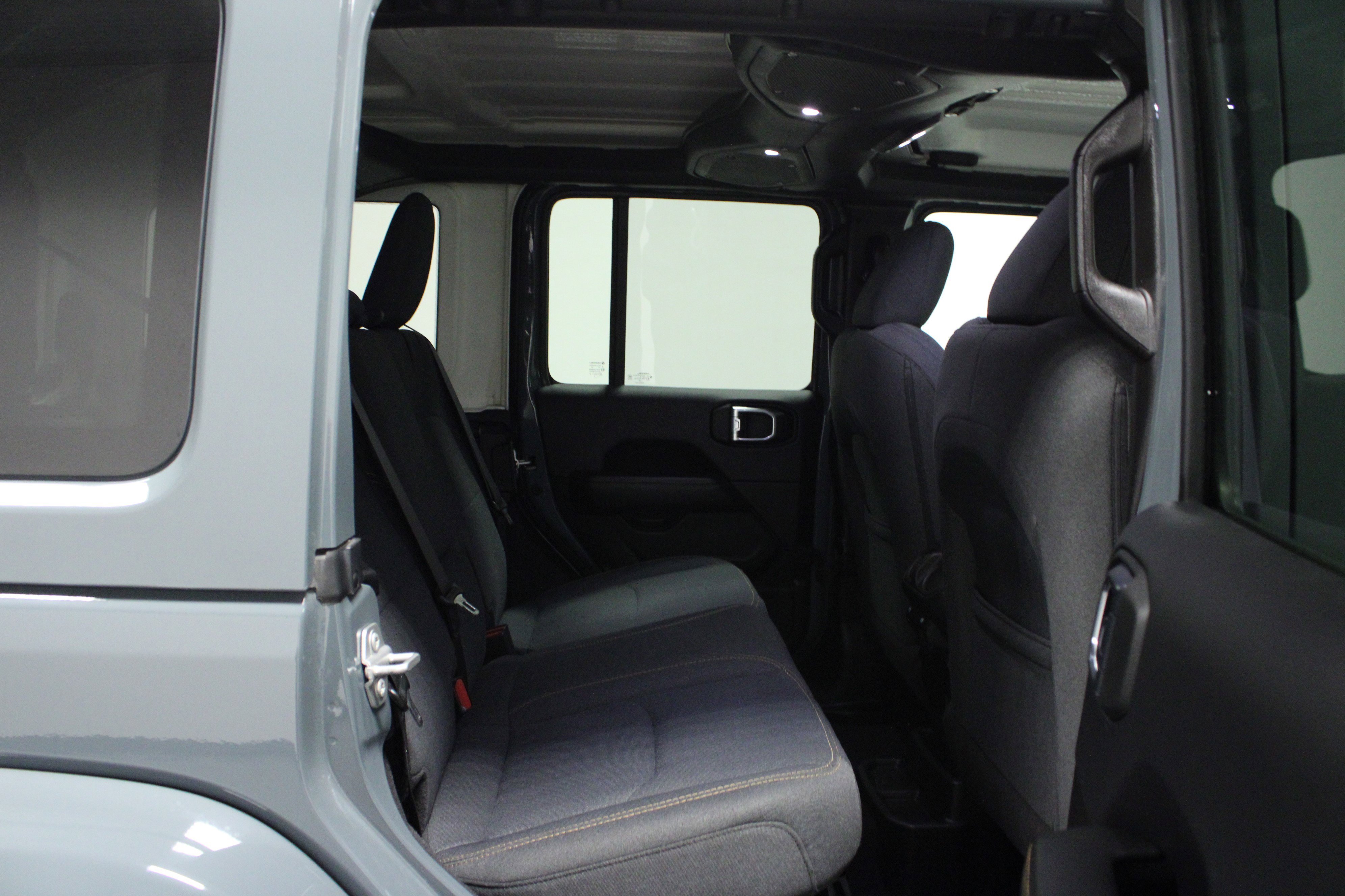 Used 2025 Anvil Clear Coat Jeep Sahara image 15