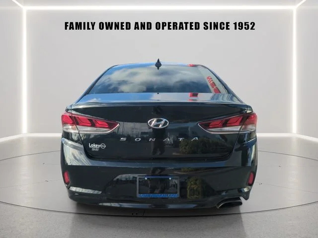 Used 2019 Black Hyundai SE image 5