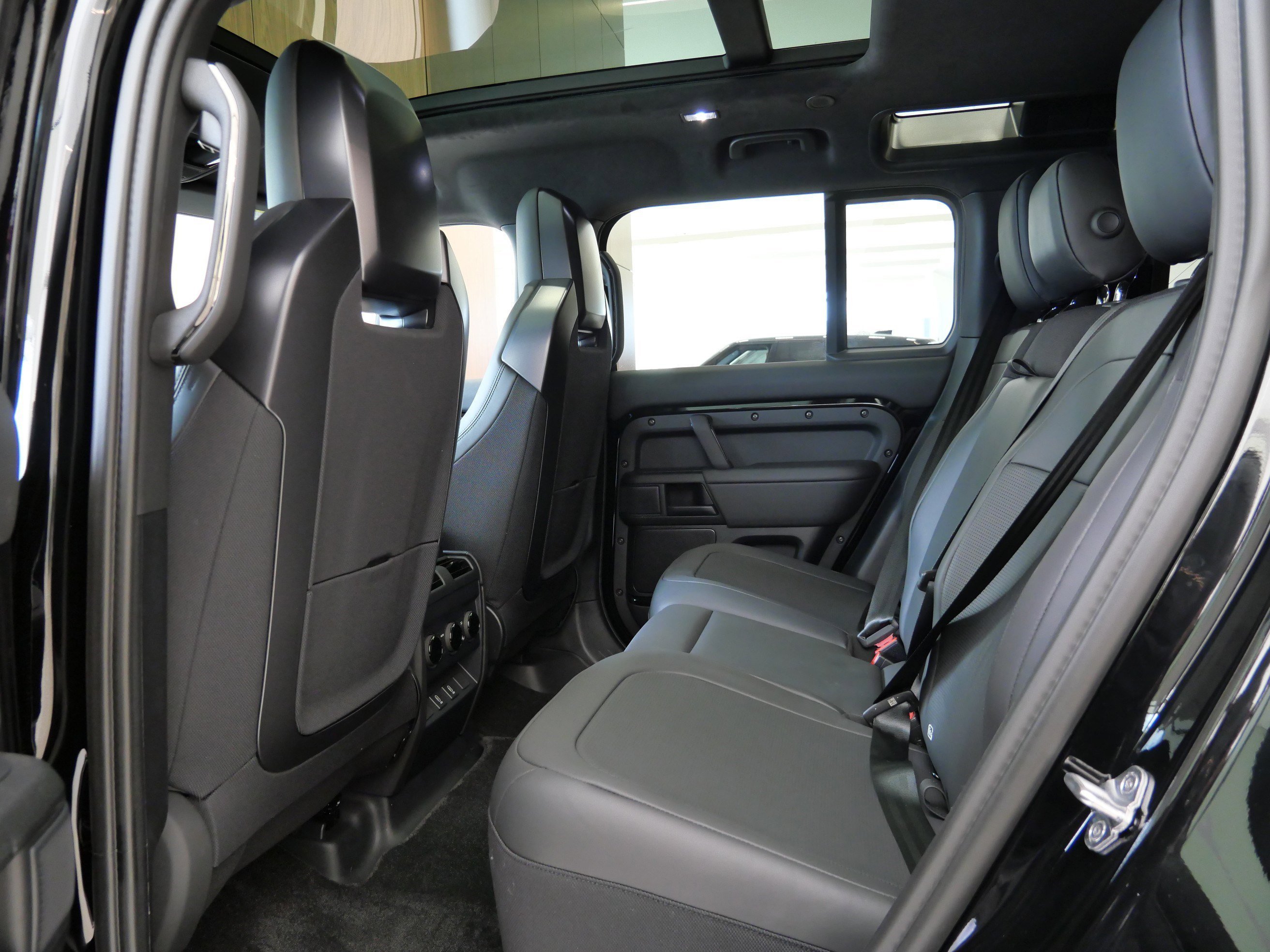 New 2026 Narvik Black LAND ROVER  image 6