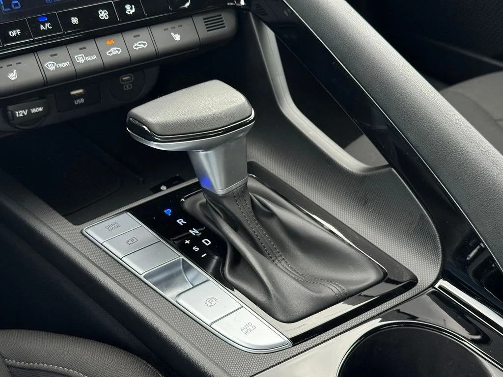 Used 2025 White Hyundai SEL Convenience image 29
