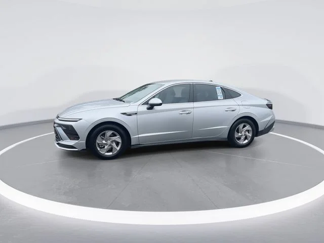 Used 2025 Silver Hyundai SE image 4
