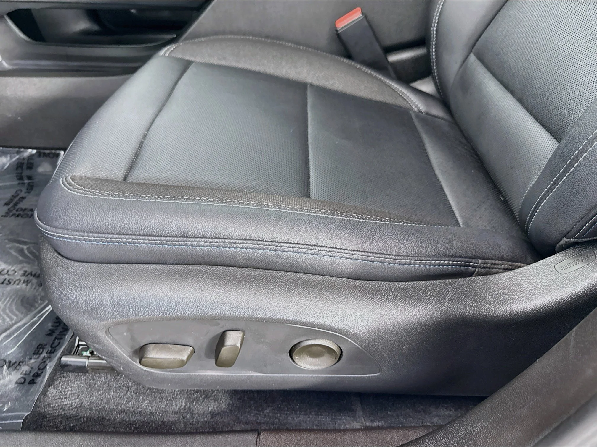 Used 2025 Summit White Chevrolet LT image 34