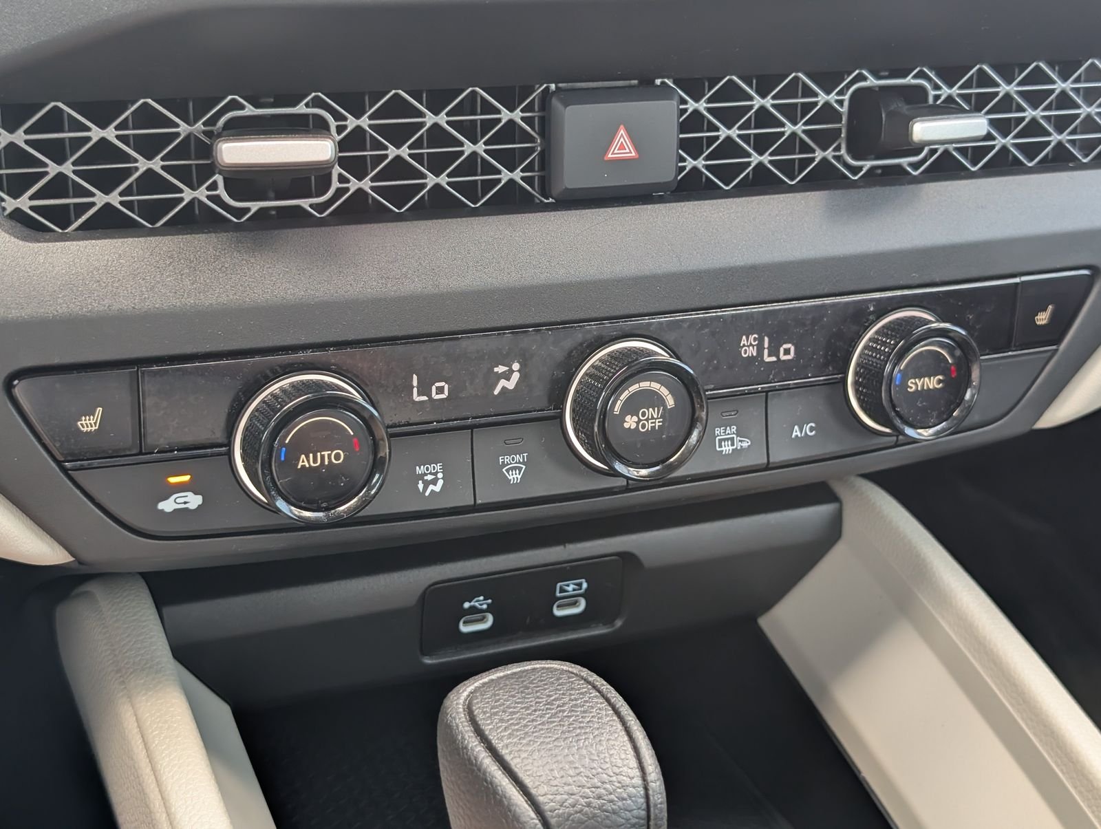 Used 2025 White Honda SE image 24