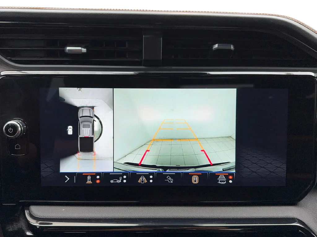 Used 2025 White GMC AT4 image 59