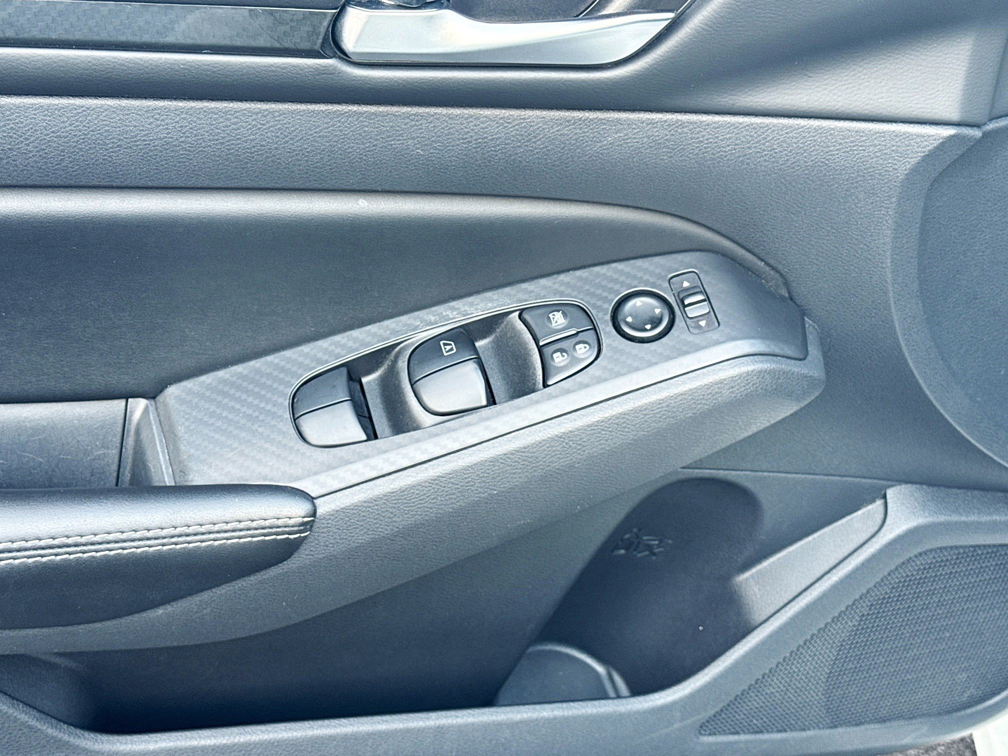 Used 2025 Glacier White Nissan SV image 18