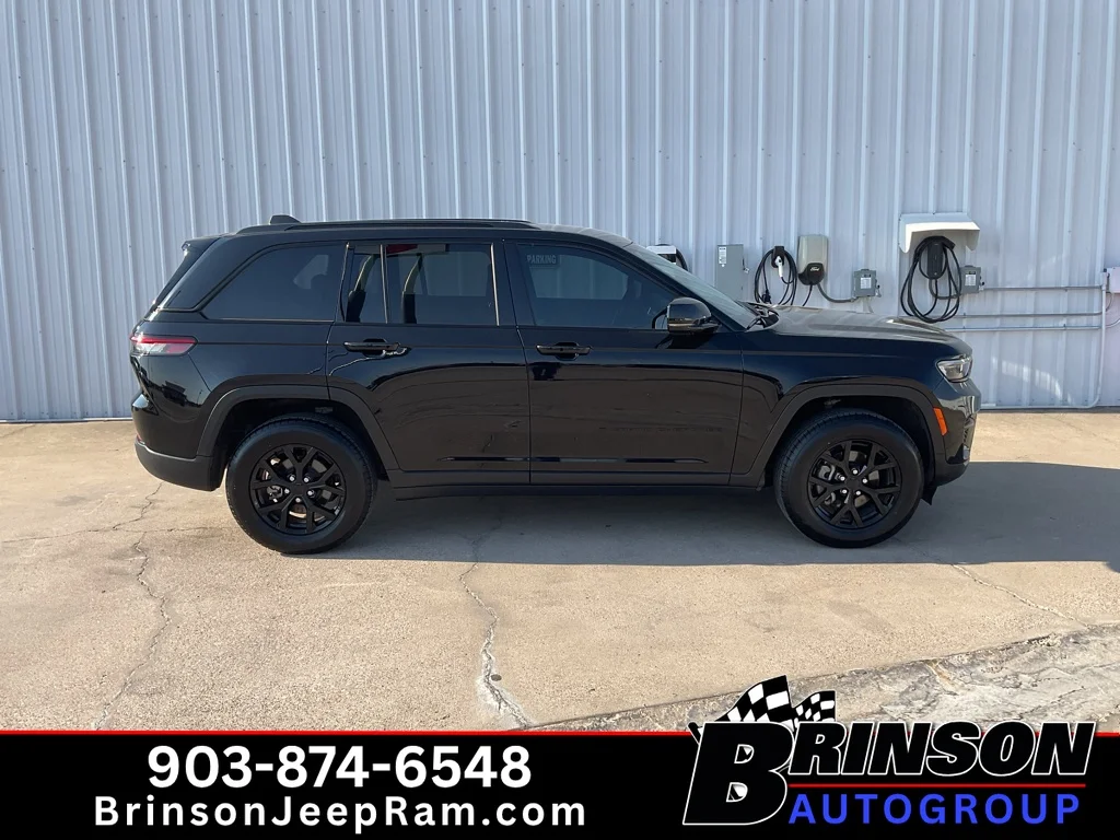 Used 2024 Diamond Black Crystal Pearlcoat Jeep Altitude image 8