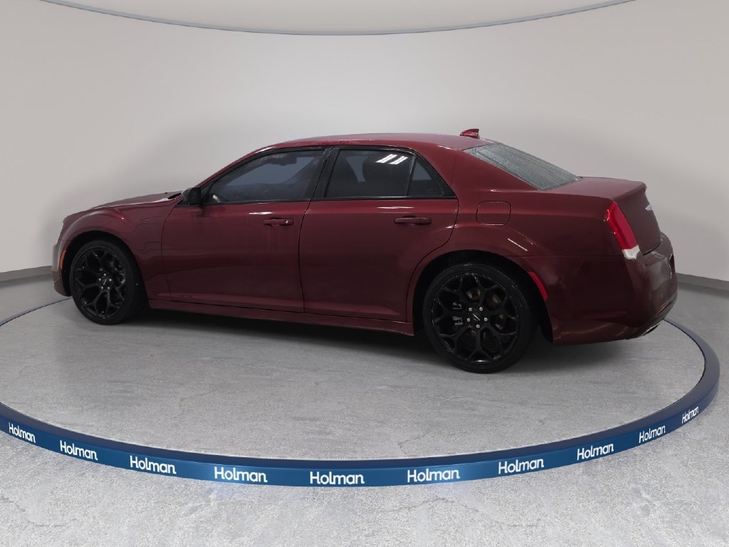 Used 2018 Velvet Red Pearlcoat Chrysler Touring image 9