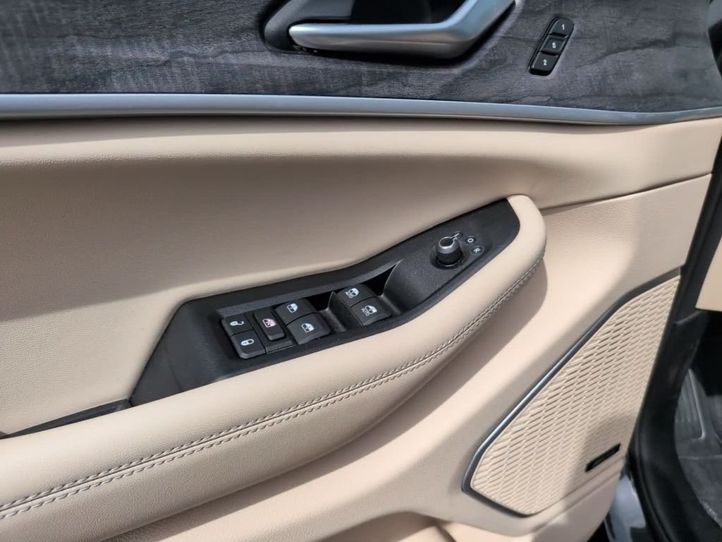 Used 2024  Jeep Limited image 15