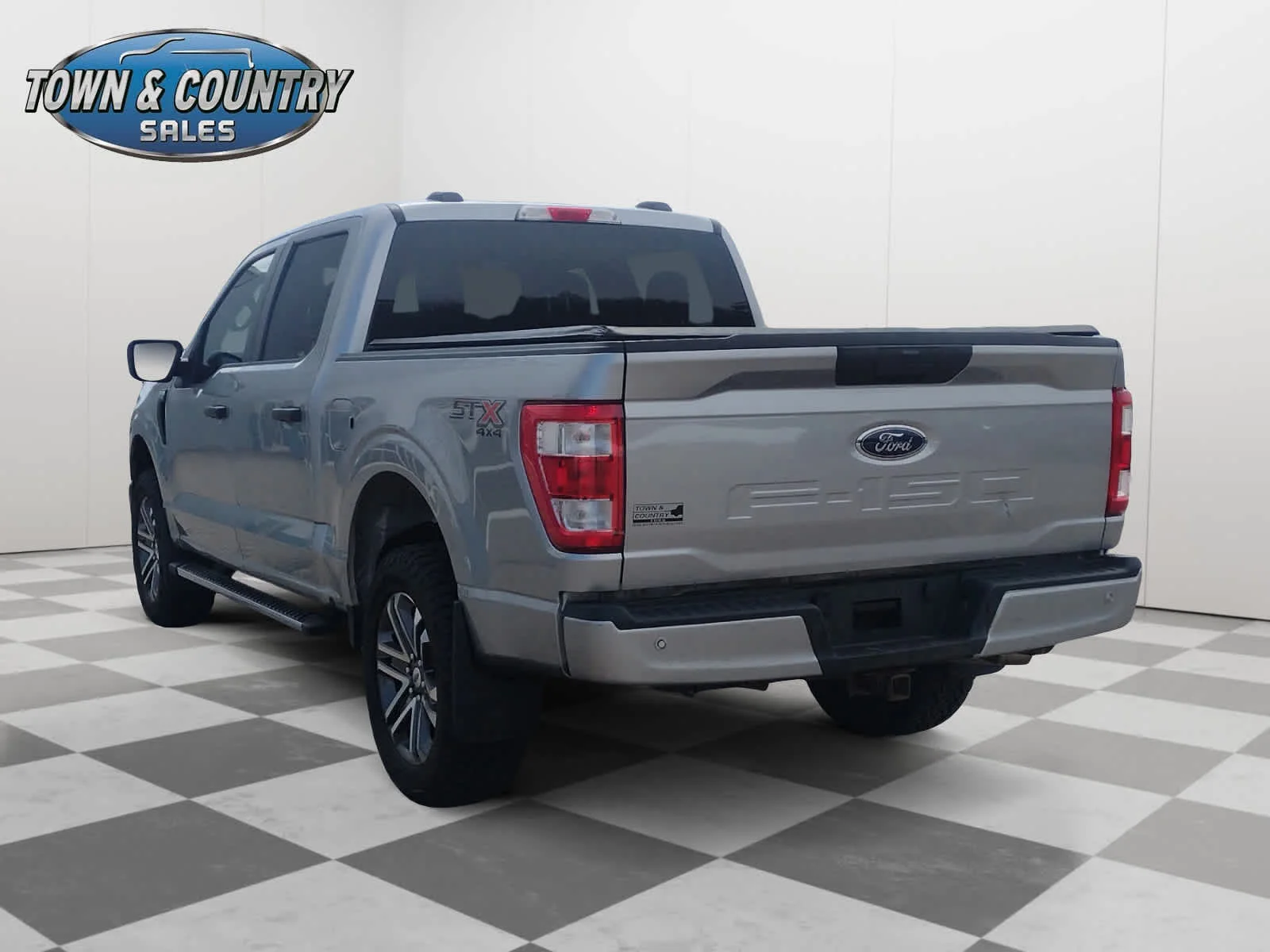 Used 2021 Iconic Silver Metallic Ford XL image 4