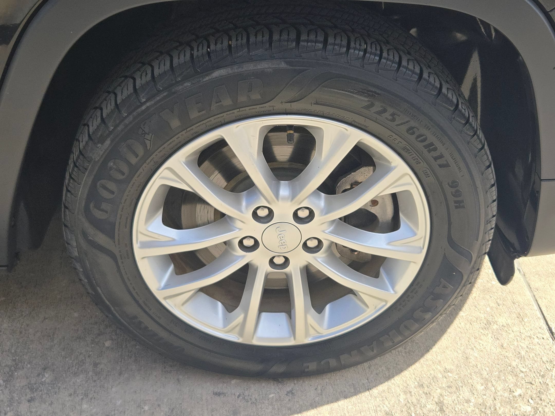 Used 2019 Diamond Black Crystal Pearlcoat Jeep Latitude image 32