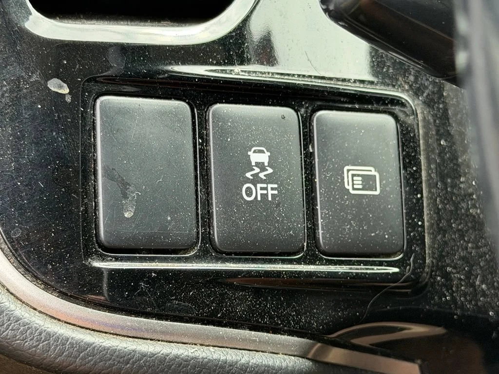 Used 2017  Mitsubishi SE image 26