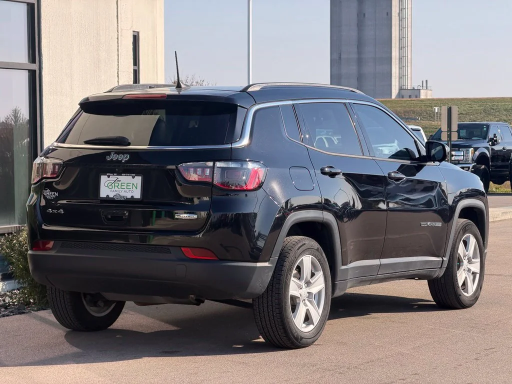 Used 2022 Black Jeep Latitude image 6
