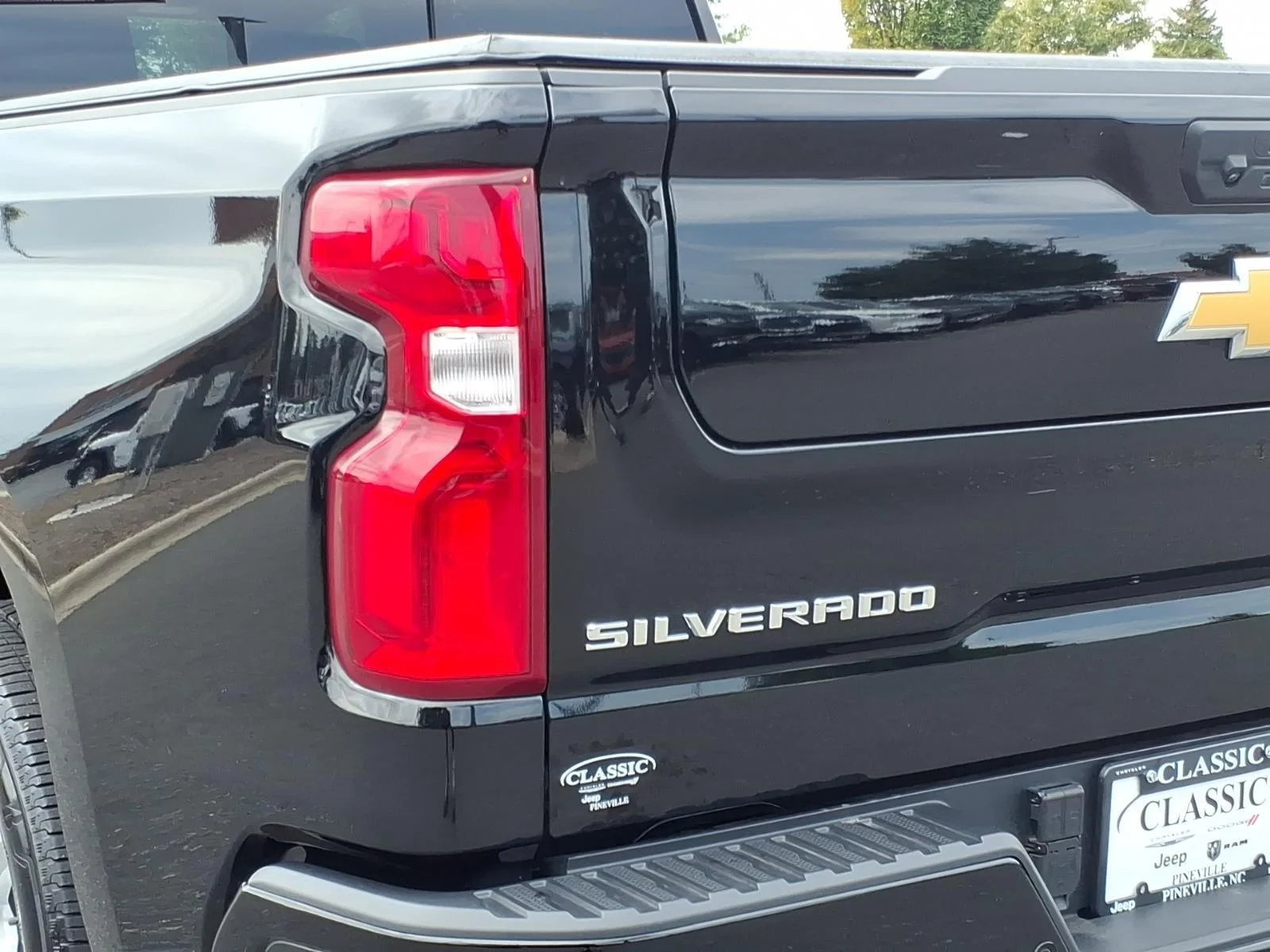 Used 2025 Black Chevrolet High Country image 18