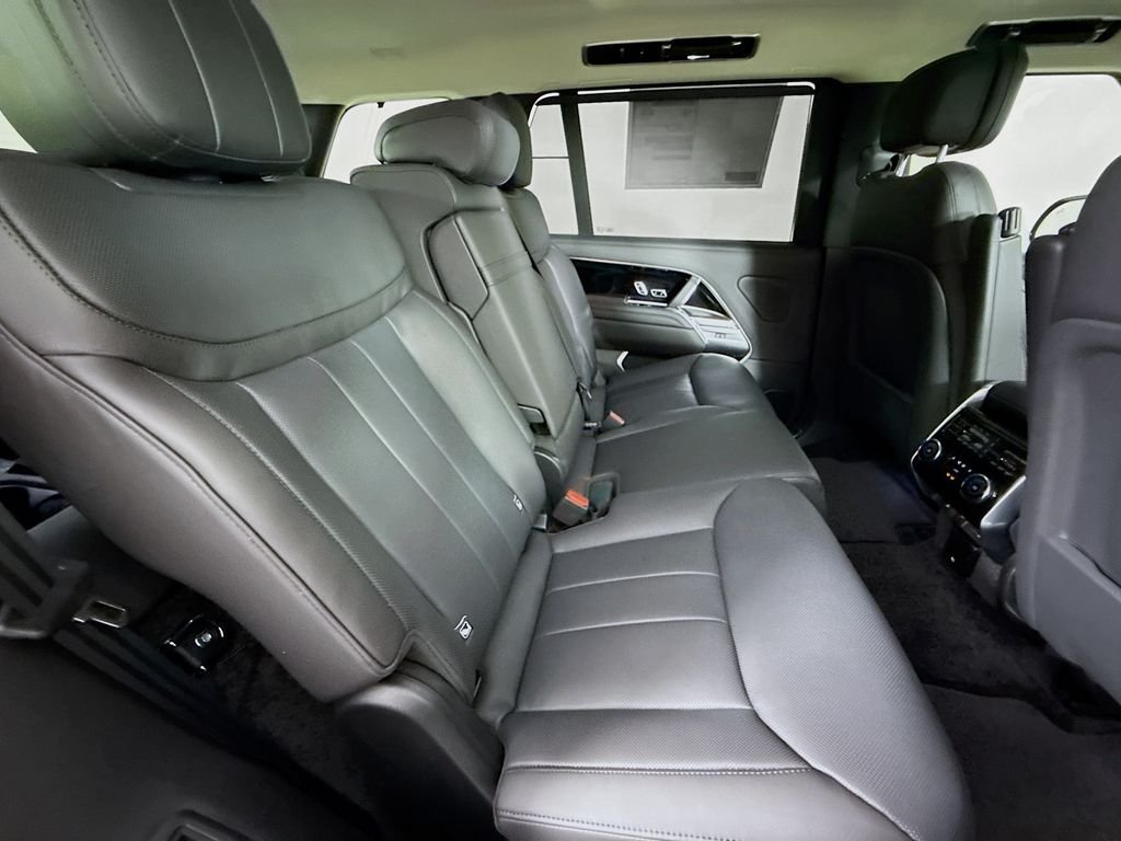 New 2026 Santorini Black LAND ROVER SE LWB 7-Seats / V8 image 29
