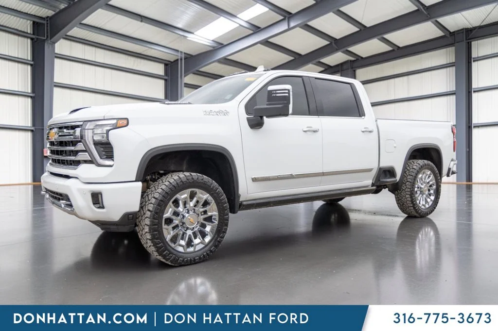 Used 2025 White Chevrolet High Country image 2