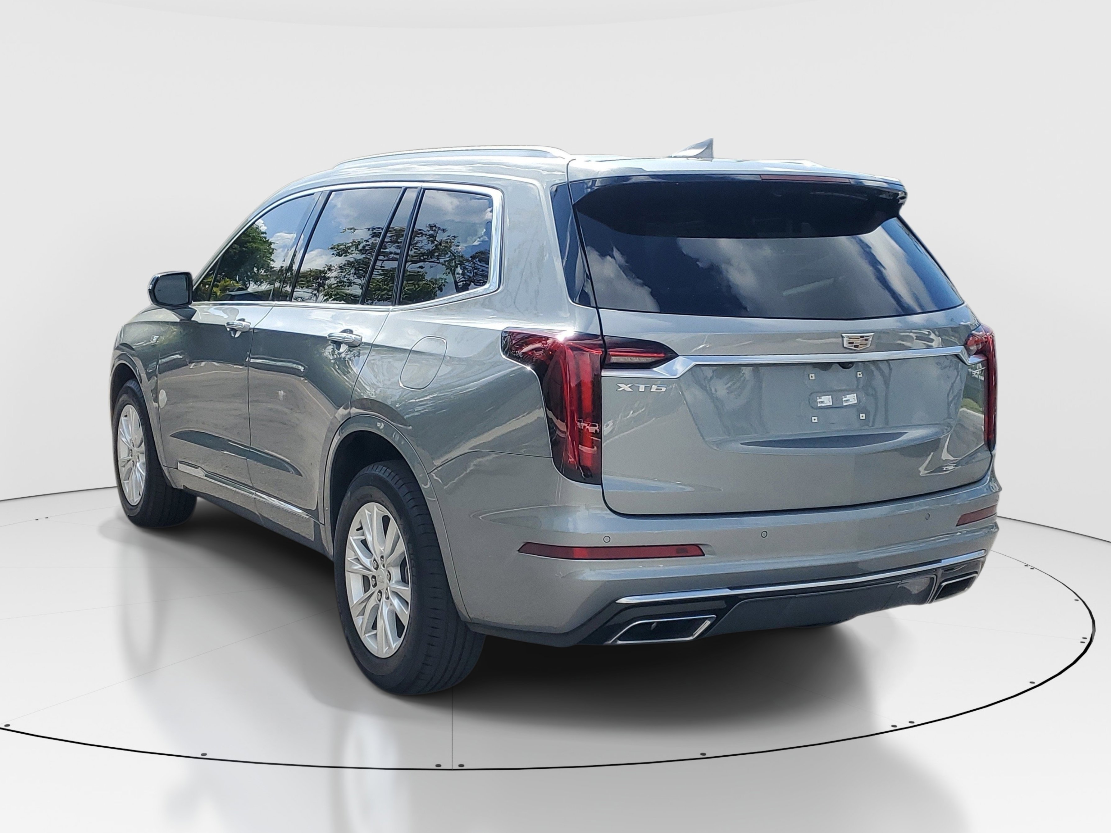 Used 2023 Argent Silver Metallic Cadillac FWD Luxury image 5
