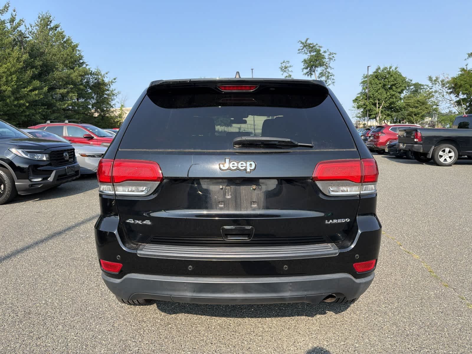 Used 2018 Diamond Black Crystal Pearlcoat Jeep Laredo E image 4
