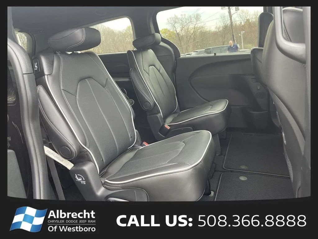 New 2026 Diamond Black Crystal Pearl-Coat Exterior Paint Chrysler Limited image 15