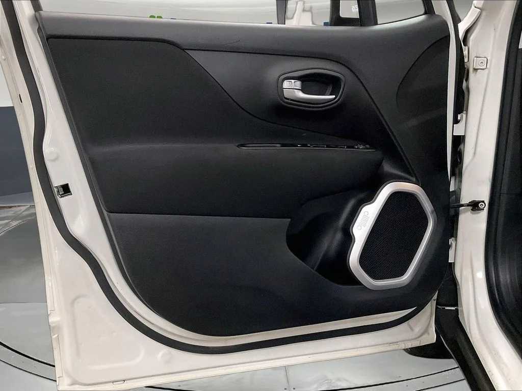 Used 2021 White Jeep Latitude image 27