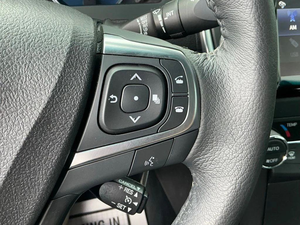 Used 2017 Silver Toyota XLE image 41