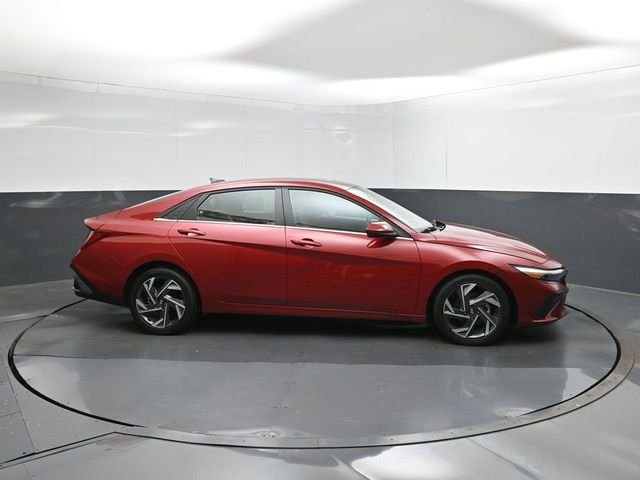 Used 2025 Red Hyundai SEL Convenience image 15