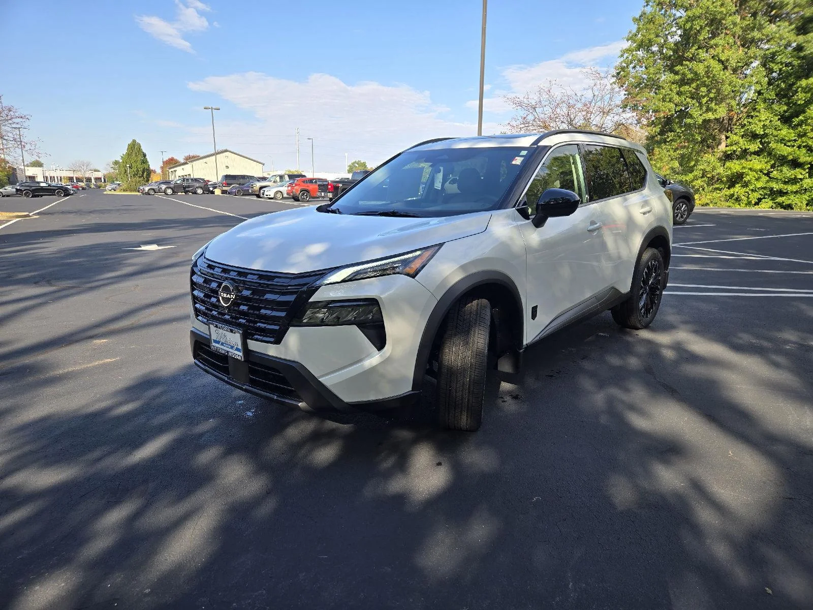 New 2026 Everest White Pearl Tricoat Nissan Dark Armor image 4