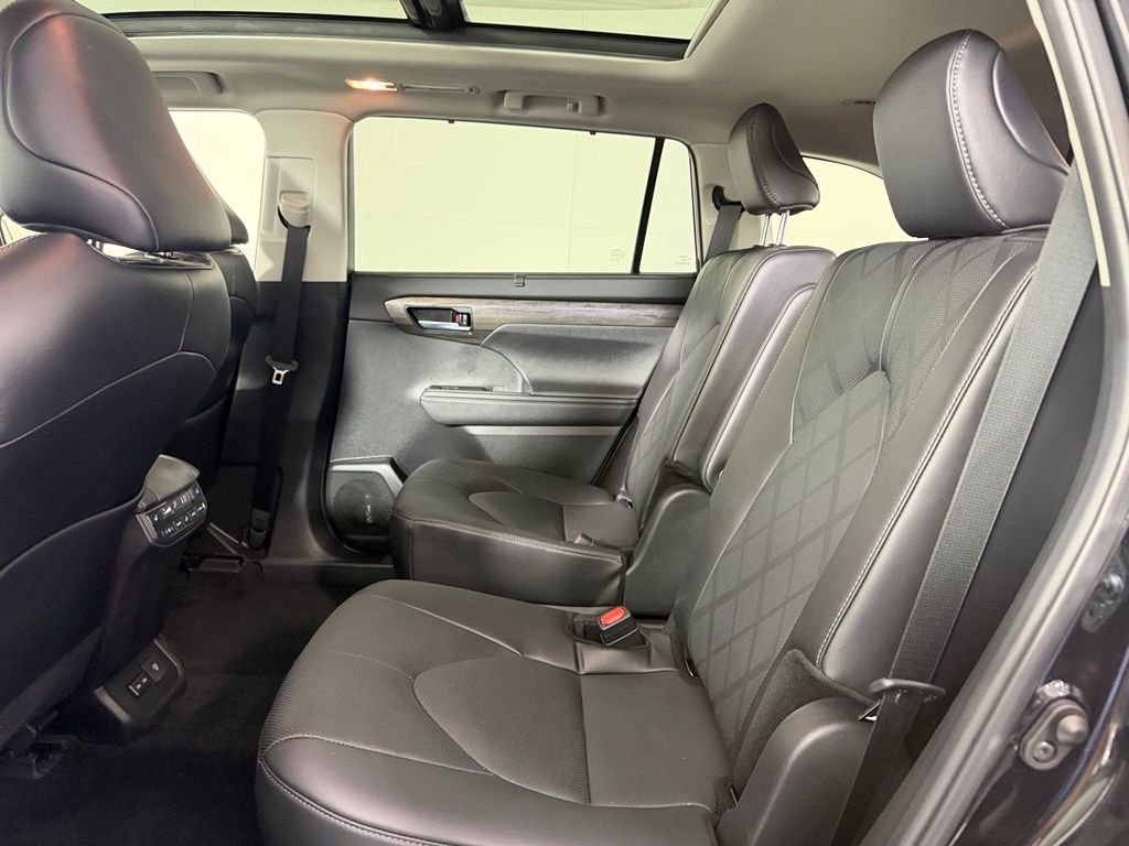 2024 Toyota Highlander Platinum - Photo 16