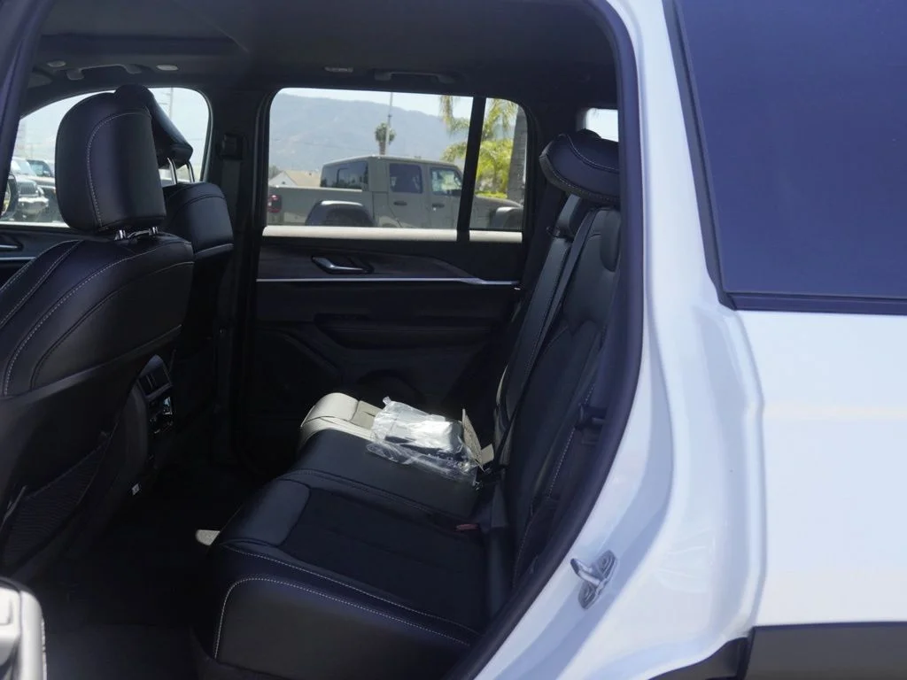 New 2026 Bright White Clear-Coat Exterior Paint Jeep Laredo Altitude image 19