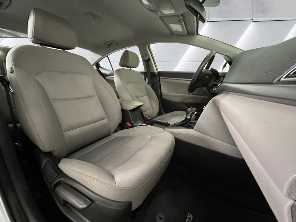 Used 2017 Silver Hyundai SE image 14