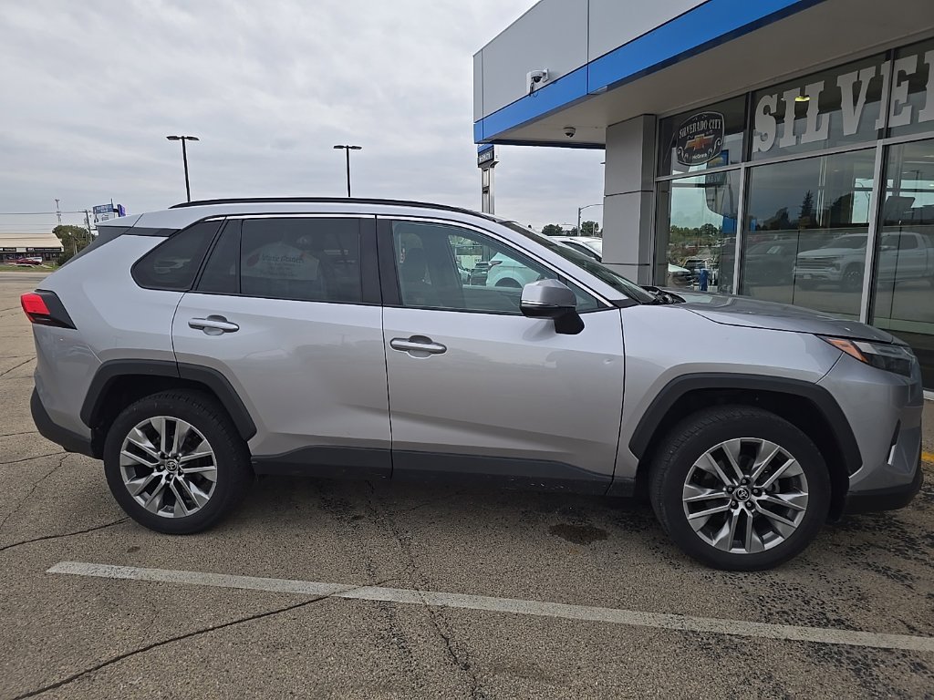 Used 2022 Silver Toyota XLE Premium image 4