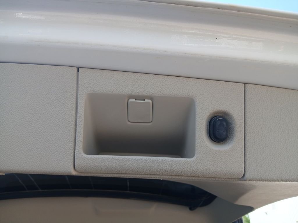 Used 2017 White GMC Denali image 43